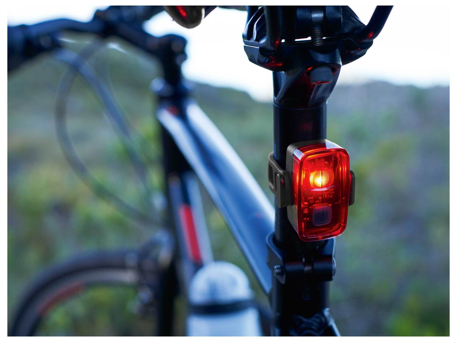 Éclairage à LED pour vélo , le prix 14.99 € 
- Feu avant : sans fil ultra-lumineux ...