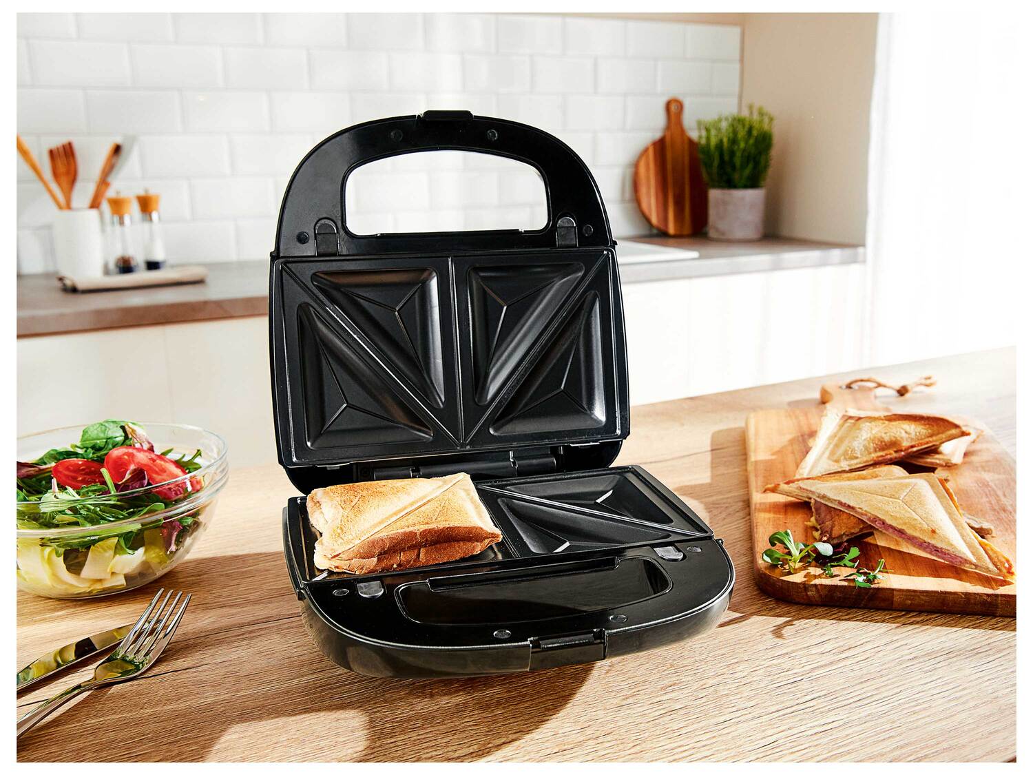 Appareil à croque-monsieur , le prix 24.99 € 
- 750 W
- 3 en 1 : gaufres, croque-monsieur, ...